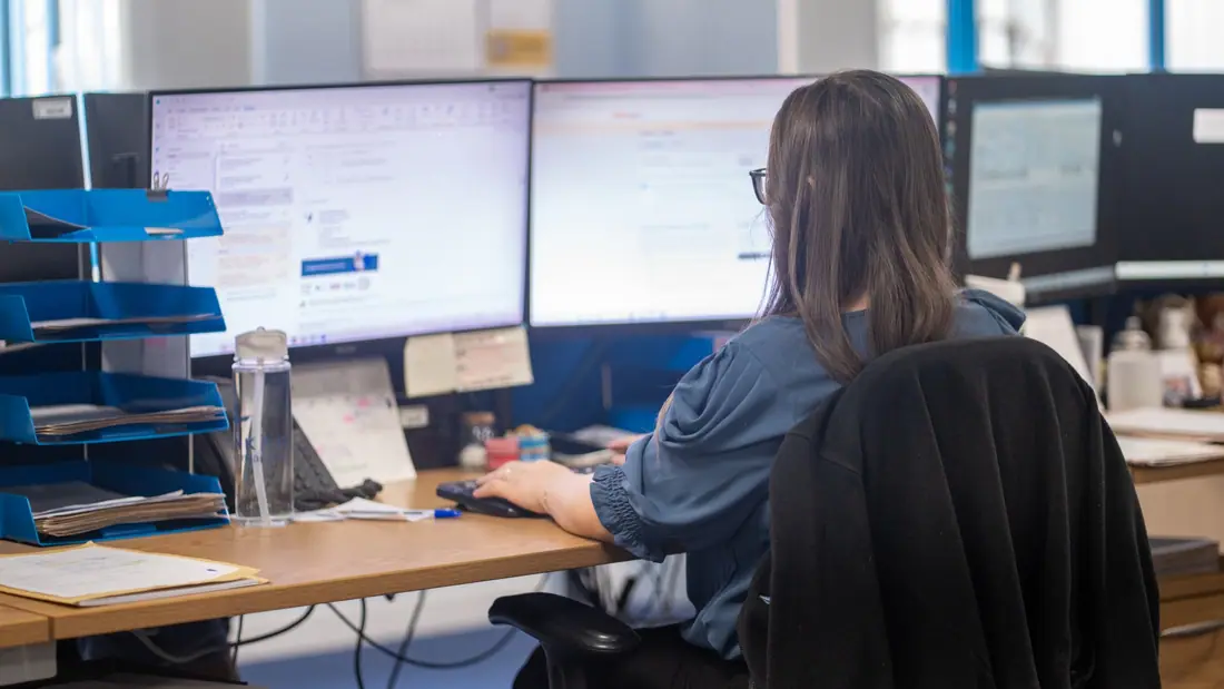 Jenkar team member managing shipment details across multiple screens